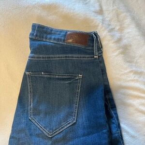 Hollister jeans size 9. Medium wash.